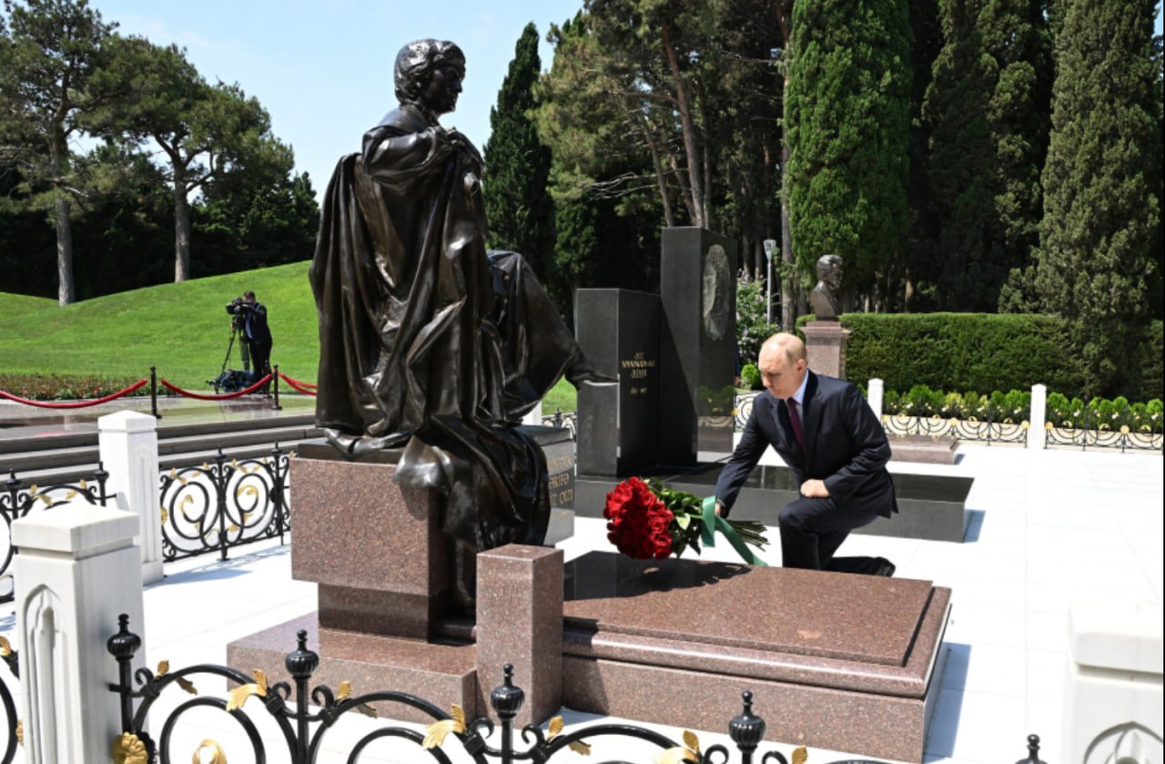 Putin Ulu öndər Heydər Əliyevin məzarını ziyarət etdi – FOTO/VİDEO - foto 4