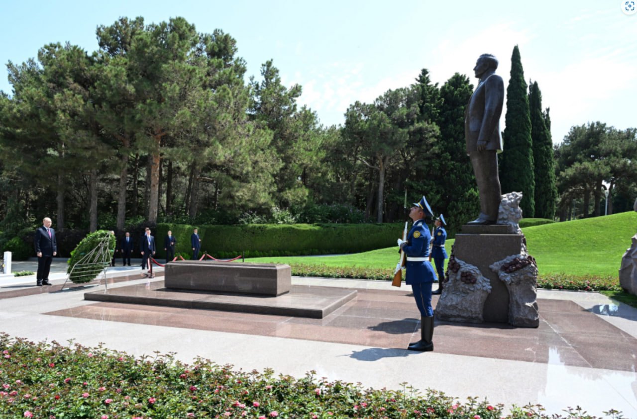 Putin Ulu öndər Heydər Əliyevin məzarını ziyarət etdi – FOTO/VİDEO - foto 3