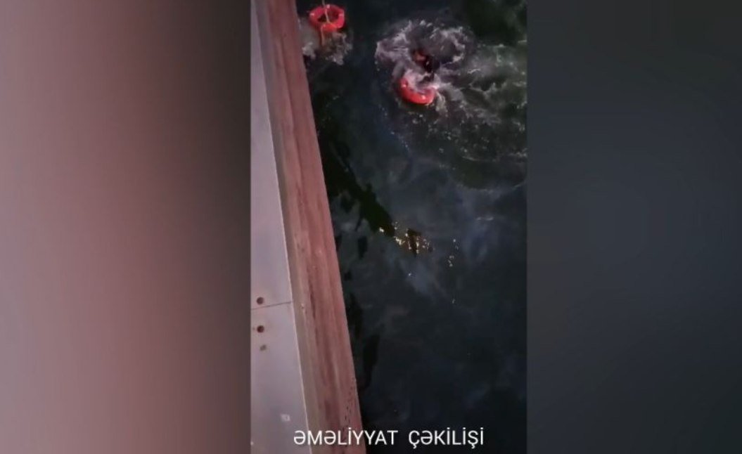 Bulvarda batma təhlükəsi ilə üzləşən gənc XİLAS EDİLDİ - VİDEO