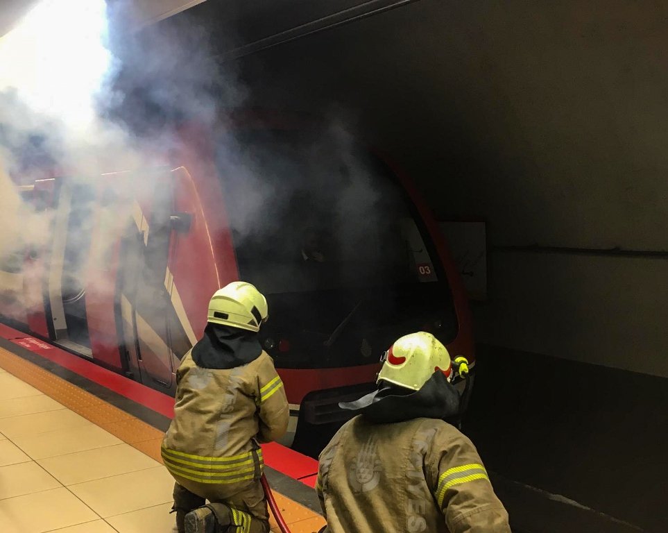 SON DƏQİQƏ! Moskva metrosunda YANĞIN: İnsanlar təxliyə edildi &ndash; VİDEO