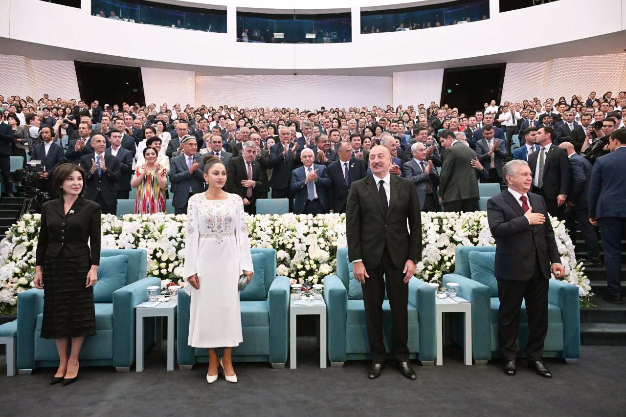 Prezident və xanımı Daşkənddə qala konsertdə iştirak edib - FOTO/VİDEO