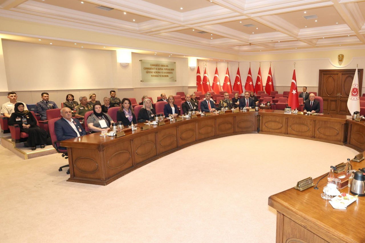 Yaşar Gülər Qarabağ müharibəsi şəhidlərinin ailə üzvləri ilə görüşdü - FOTO - foto 3