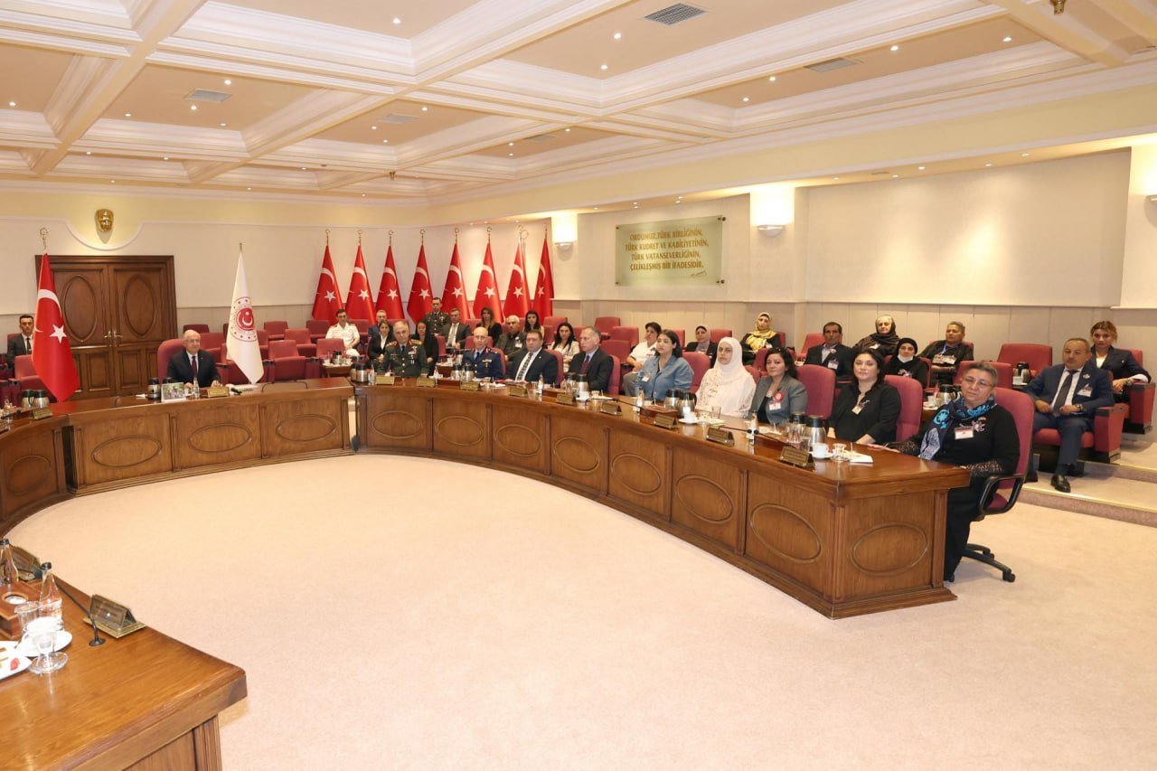 Yaşar Gülər Qarabağ müharibəsi şəhidlərinin ailə üzvləri ilə görüşdü - FOTO - foto 1