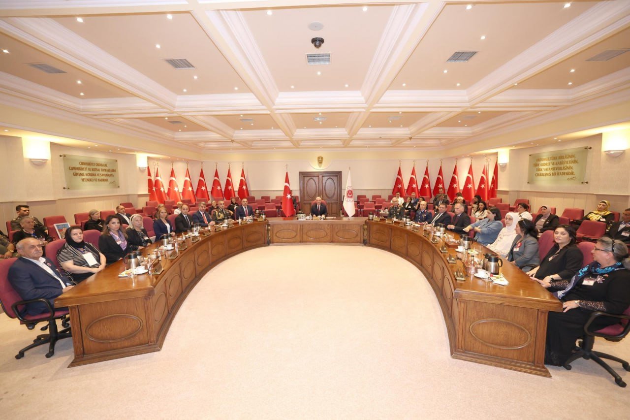 Yaşar Gülər Qarabağ müharibəsi şəhidlərinin ailə üzvləri ilə görüşdü - FOTO - foto 2