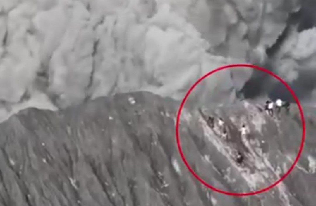 İndoneziyada alpinistlər vulkan püskürməsindən möcüzəvi şəkildə sağ qaldılar &ndash; ANBAAN VİDEO 