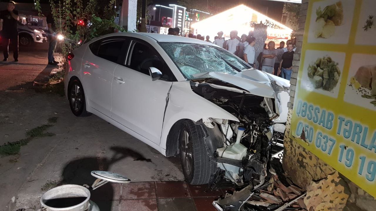 Göyçayda minik avtomobili ət dükanına çırpıldı - FOTO Göyçayda minik avtomobili ət dükanına çırpıldı - FOTO