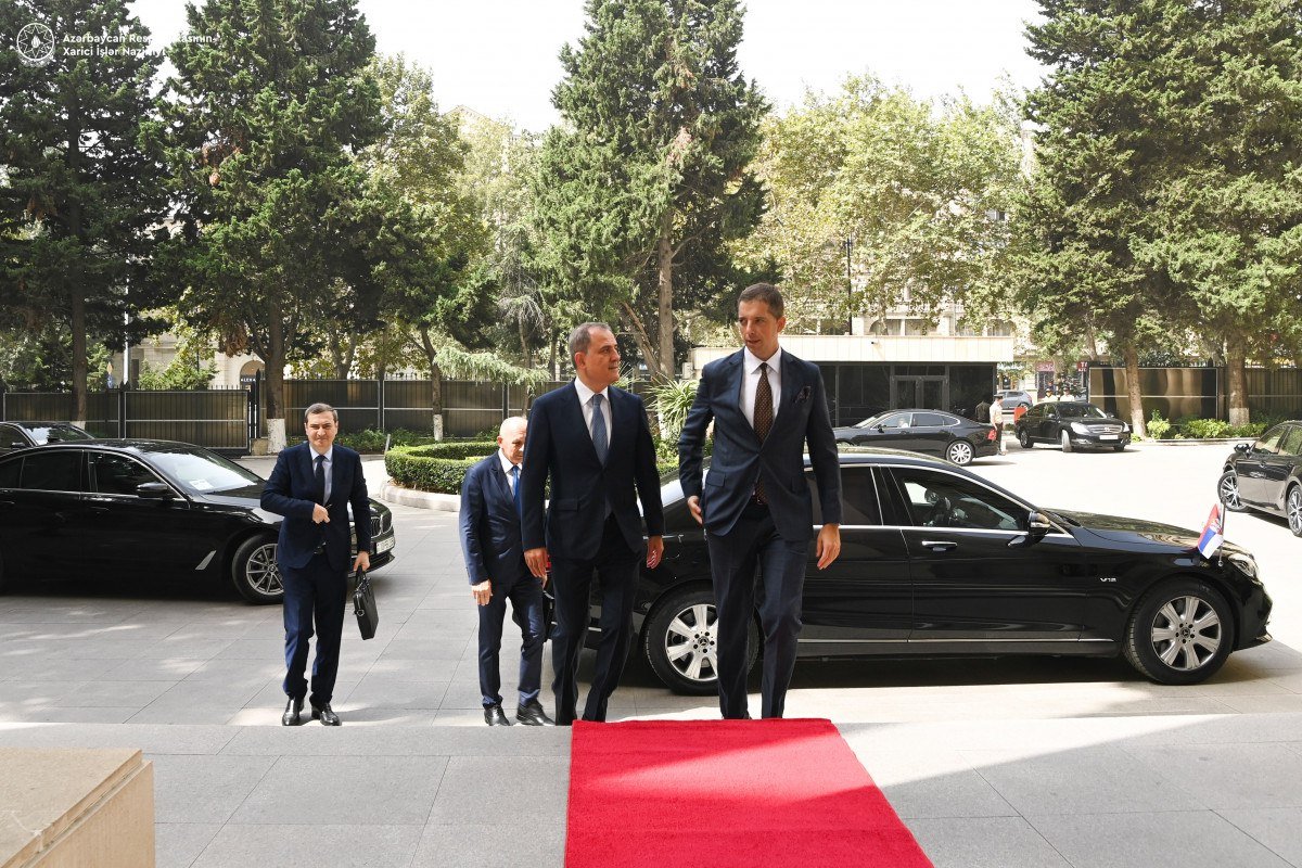 Ceyhun Bayramov serbiyalı həmkarı ilə görüşdü - FOTO - foto 1