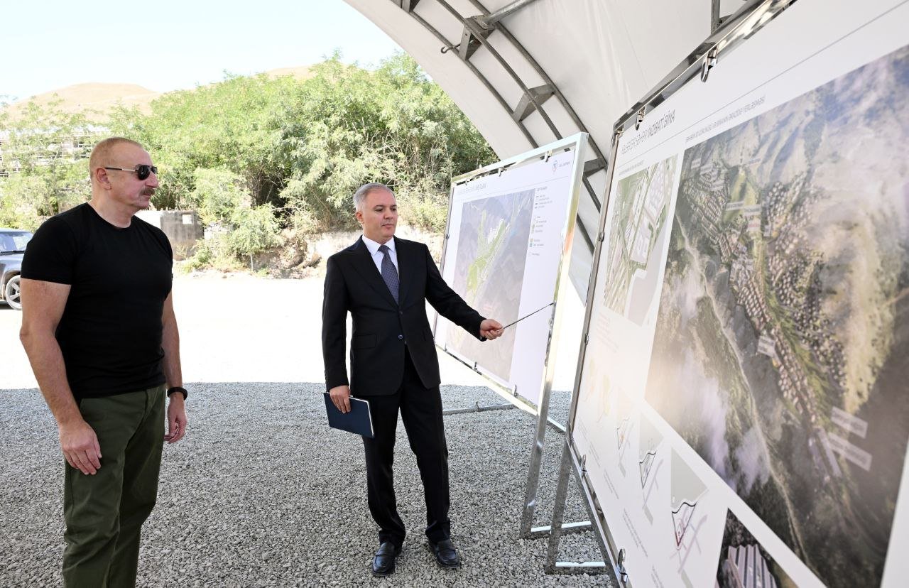Prezident Kəlbəcər şəhərində inzibati binanın təməlini qoydu - FOTO - foto 1