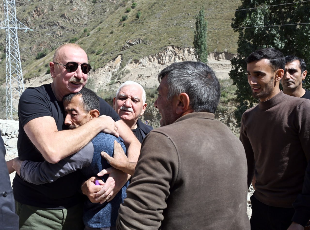 İlham Əliyev Kəlbəcər rayonunun İstisu qəsəbəsinin təməlini qoydu - FOTO - foto 4