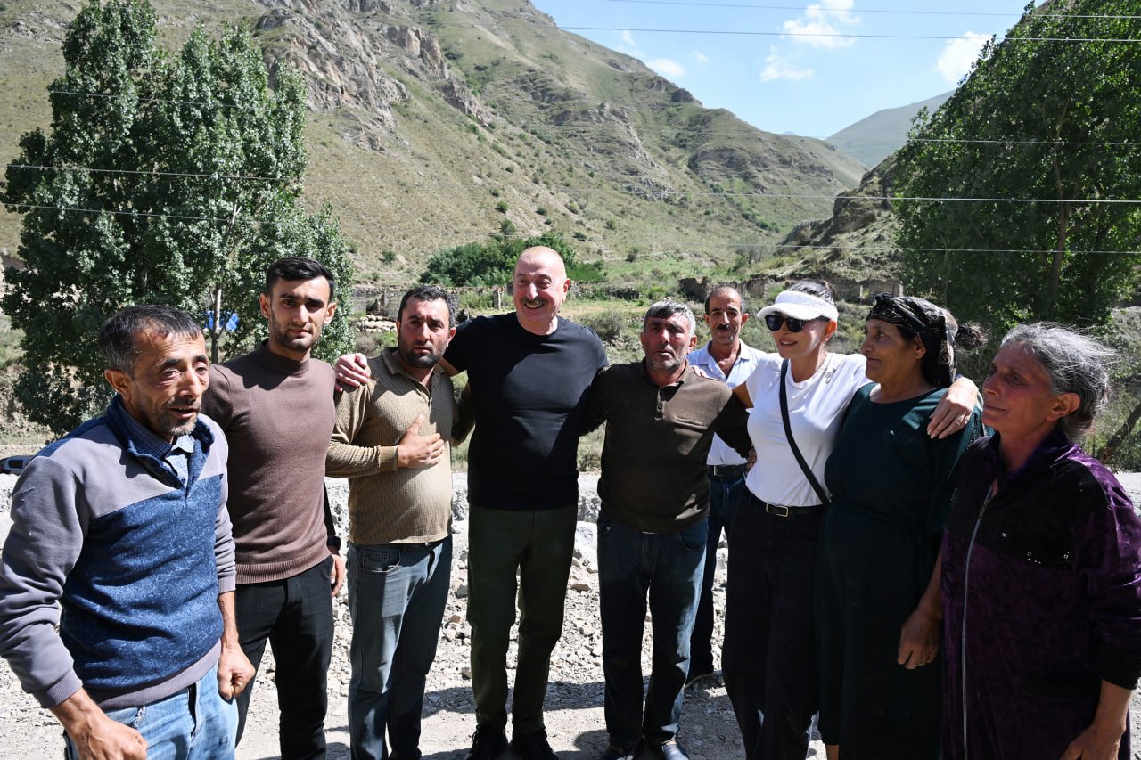 İlham Əliyev Kəlbəcər rayonunun İstisu qəsəbəsinin təməlini qoydu - FOTO - foto 7