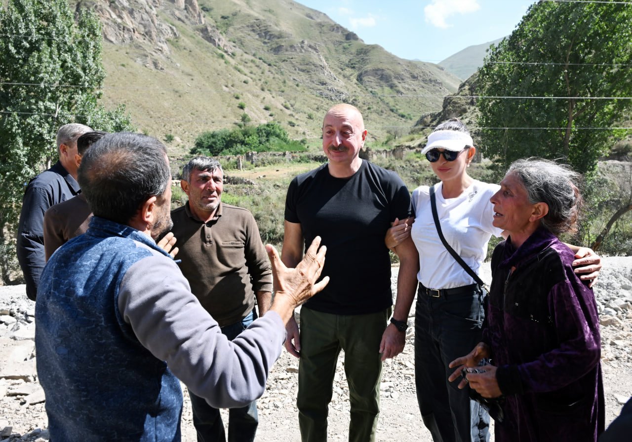 İlham Əliyev Kəlbəcər rayonunun İstisu qəsəbəsinin təməlini qoydu - FOTO - foto 5