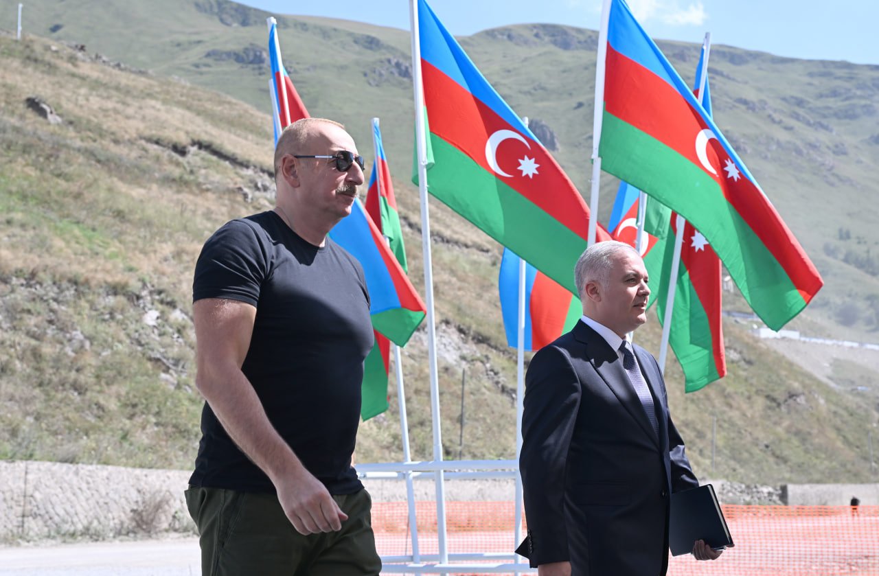 İlham Əliyev Kəlbəcər rayonunun İstisu qəsəbəsinin təməlini qoydu - FOTO İlham Əliyev Kəlbəcər rayonunun İstisu qəsəbəsinin təməlini qoydu - FOTO