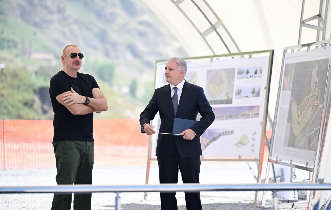İlham Əliyev Kəlbəcər rayonunun İstisu qəsəbəsinin təməlini qoydu - FOTO - foto 2