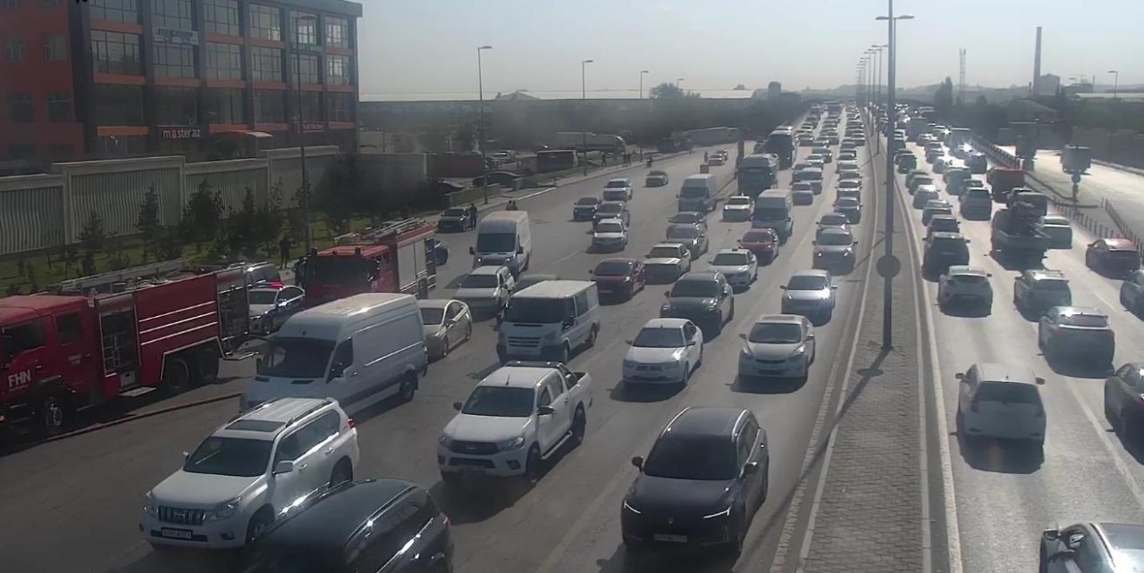 Qaldırıcı kran yandı, “Koroğlu”da sıxlıq yarandı - FOTO/VİDEO - foto 1