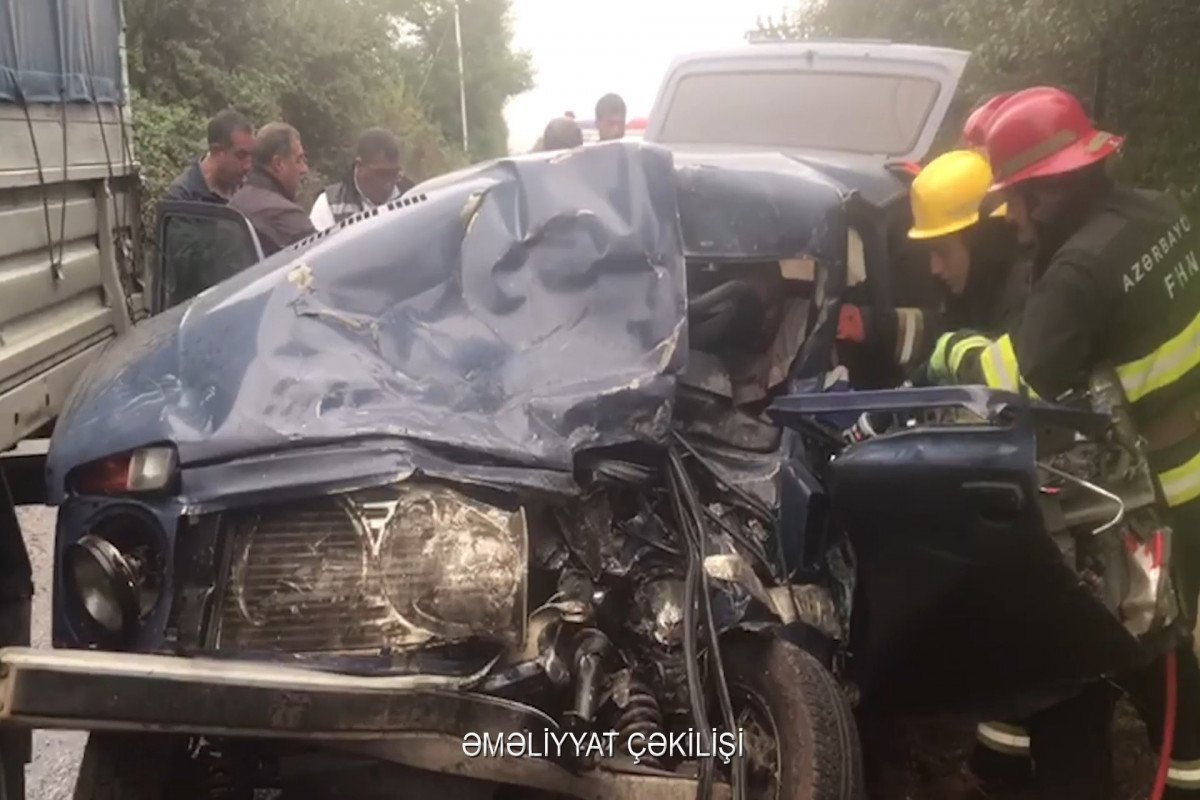Qəzada avtomobildə sıxılı vəziyyətdə qalan sürücü belə xilas EDİLDİ – VİDEO Qəzada avtomobildə sıxılı vəziyyətdə qalan sürücü belə xilas EDİLDİ – VİDEO