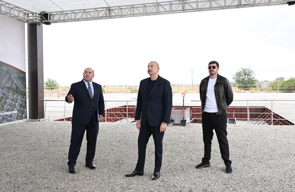 İlham Əliyev Ağdamın Eyvazxanbəyli kəndinin TƏMƏLQOYMA MƏRASİMİNDƏ - FOTO - foto 2
