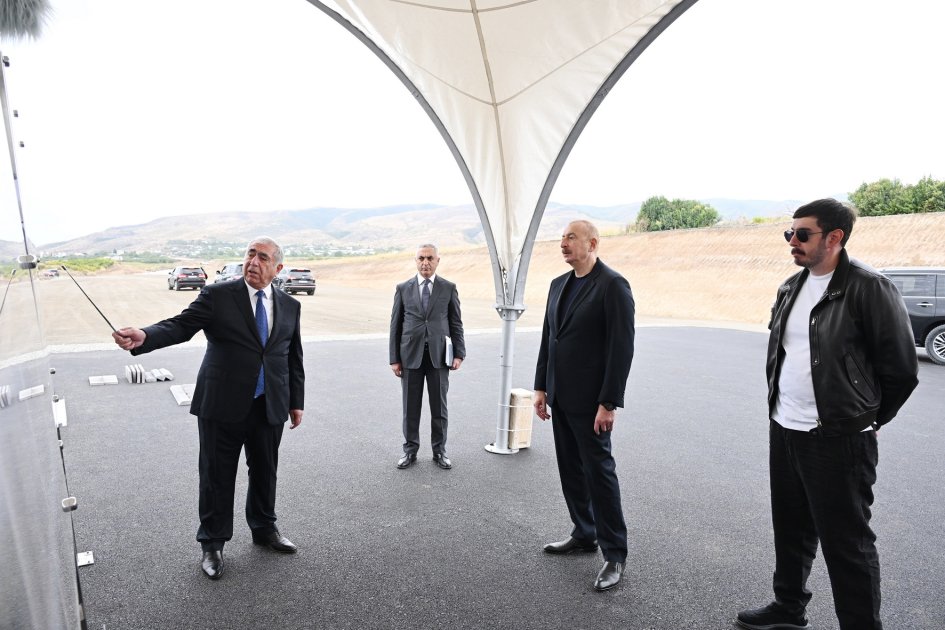 Prezident Ağdam-Əsgəran-Xocalı-Xankəndi yolunda aparılan işlərlə tanış oldu - FOTO - foto 1