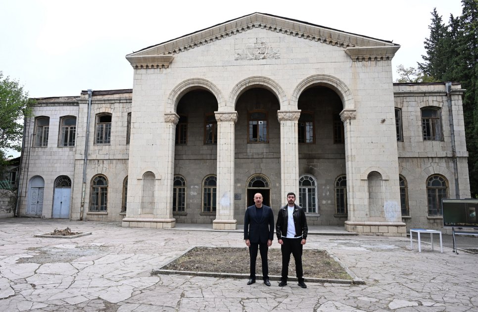 Prezident Xankəndi Dövlət Dram Teatrında - FOTO/VİDEO Prezident Xankəndi Dövlət Dram Teatrında - FOTO/VİDEO
