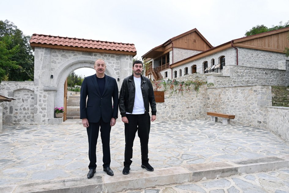 Prezident Üzeyir Hacıbəylinin ev-muzeyinin bərpadan sonra AÇILIŞINDA - FOTO - foto 5