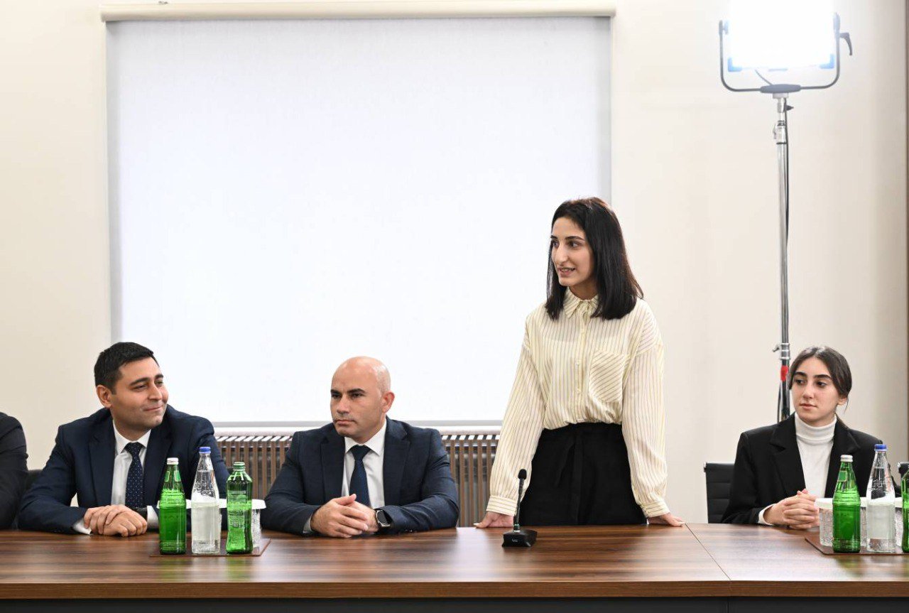 Dövlət başçısı Qarabağ Universitetinin tələbələri ilə SÖHBƏT ETDİ - FOTO/VİDEO - foto 1