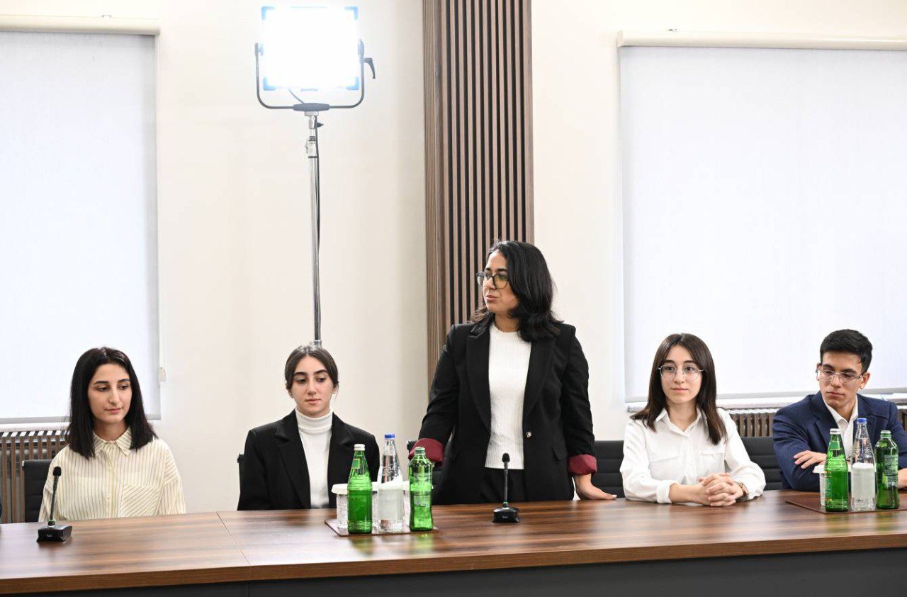 Dövlət başçısı Qarabağ Universitetinin tələbələri ilə SÖHBƏT ETDİ - FOTO/VİDEO - foto 3