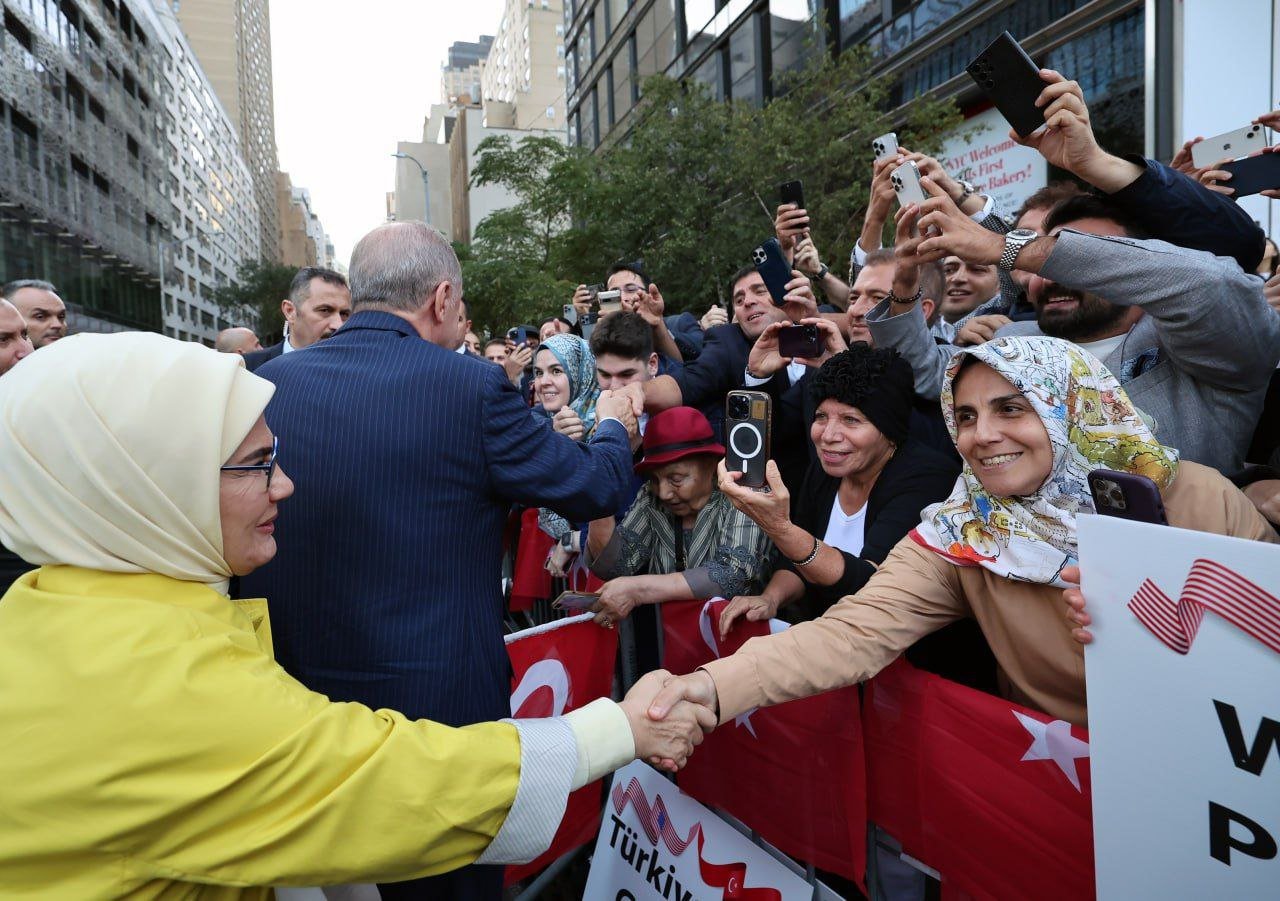 Ərdoğan Nyu-York şəhərində Türk Evinin girişində belə qarşılandı - FOTO - foto 1