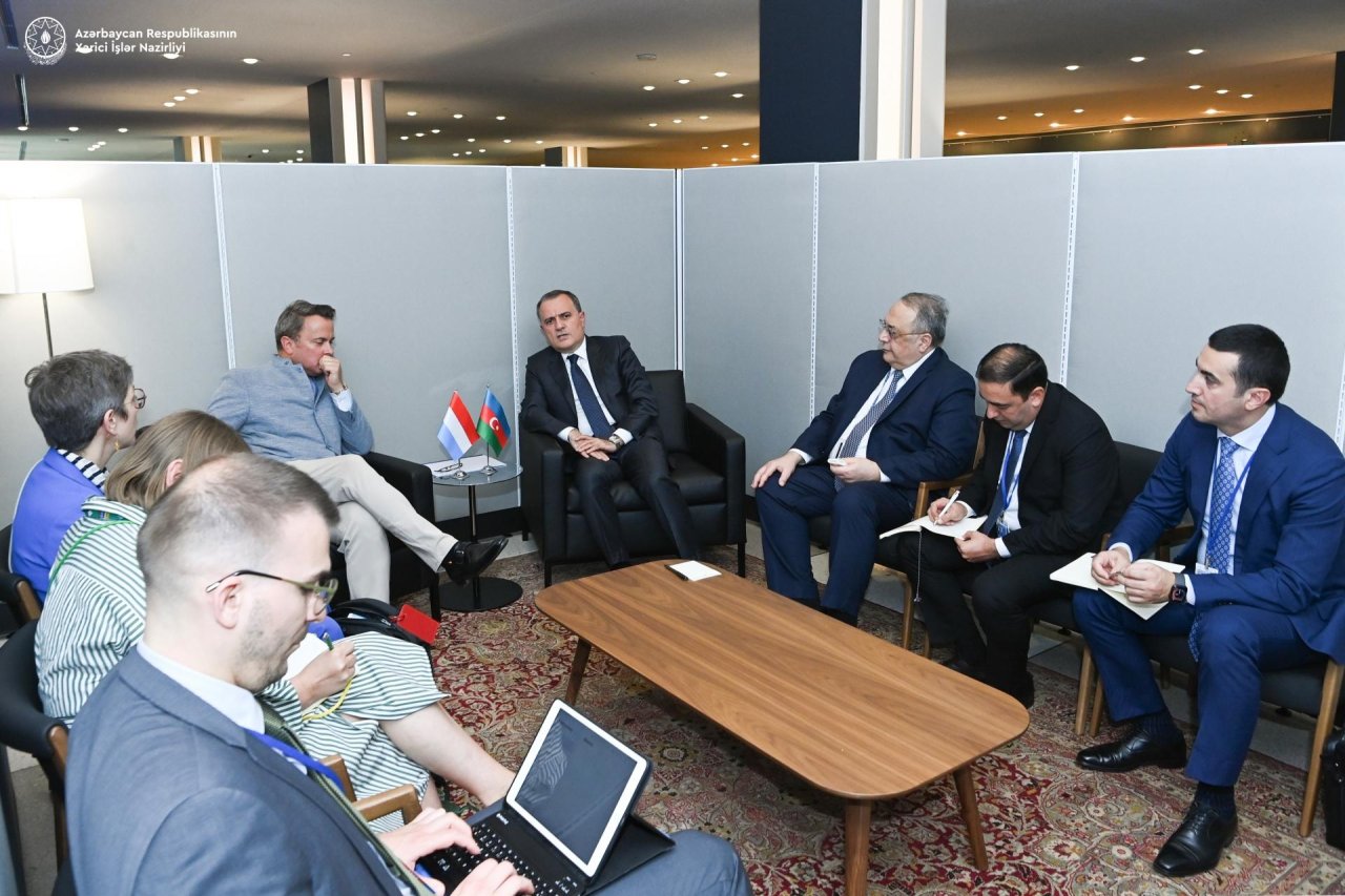 Ceyhun Bayramov lüksemburqlu həmkarını regiondakı hazırkı vəziyyət barədə məlumatlandırdı - FOTO - foto 2