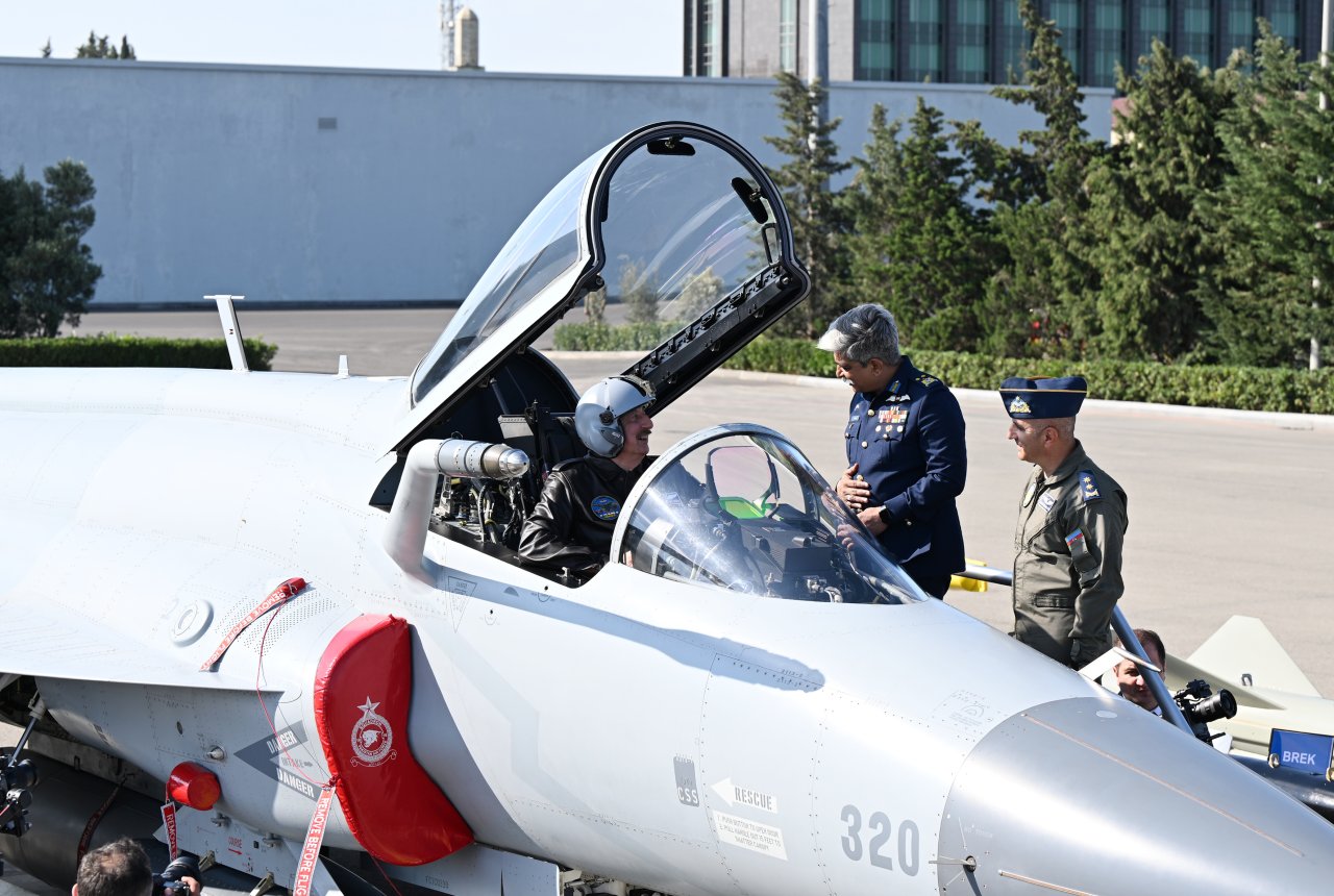 İlham Əliyev “JF-17C” təyyarəsinin sükanı arxasında – FOTO/VİDEO - foto 2