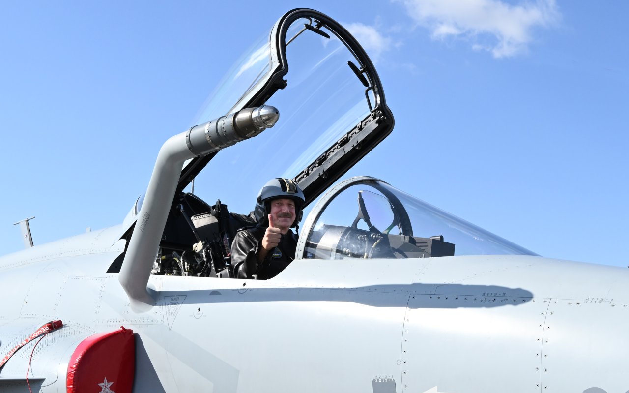İlham Əliyev &ldquo;JF-17C&rdquo; təyyarəsinin sükanı arxasında &ndash; FOTO/VİDEO