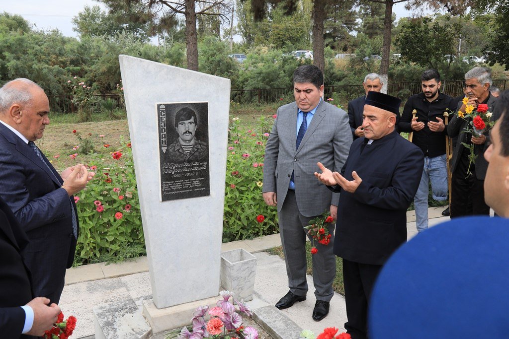 Zərdabda şəhidlərin xatirəsi ehtiramla YAD EDİLDİ - FOTO - foto 2