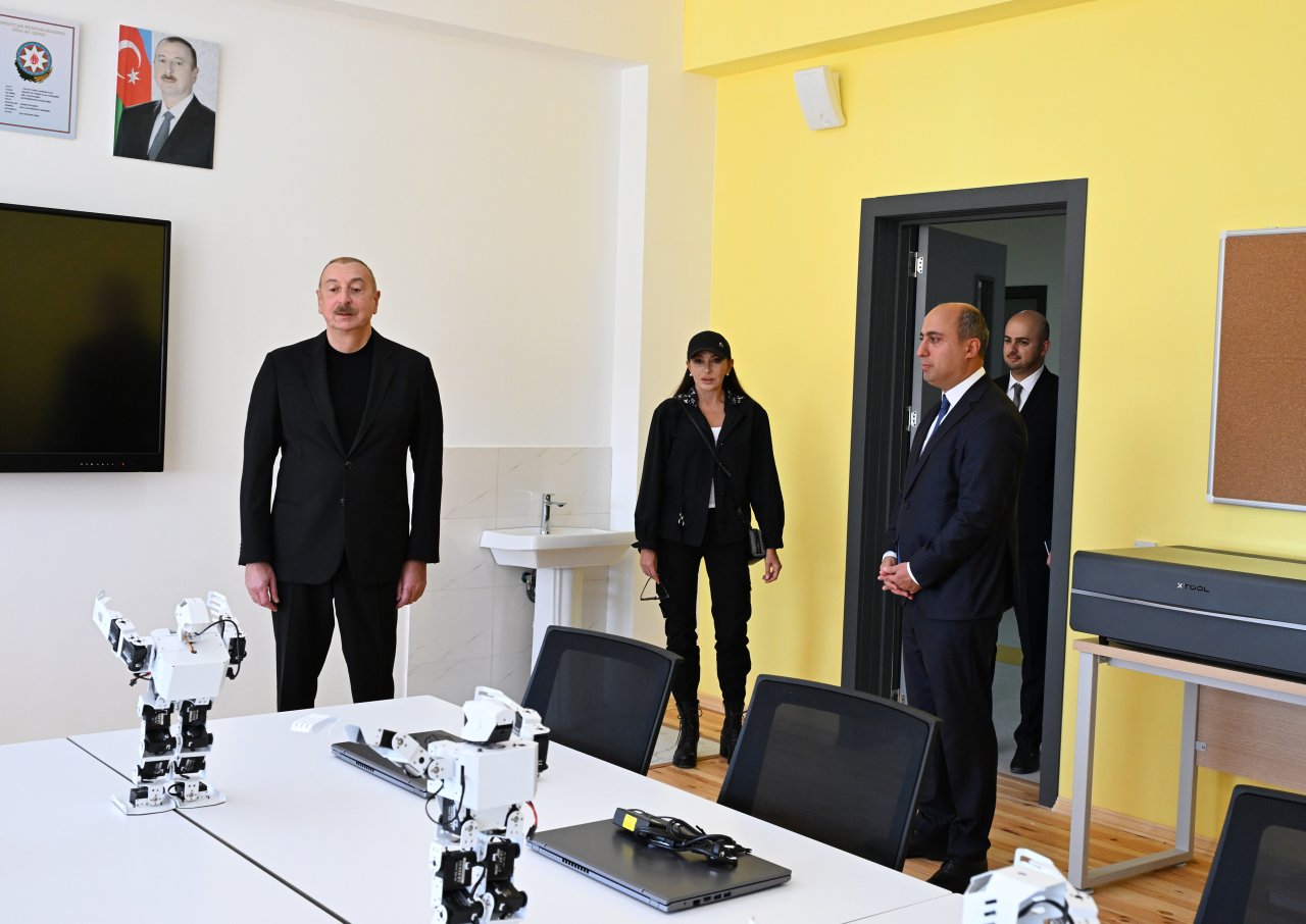 Prezident Cəbrayıl şəhərində tam orta məktəb binasının AÇILIŞINDA - FOTO/VİDEO - foto 1