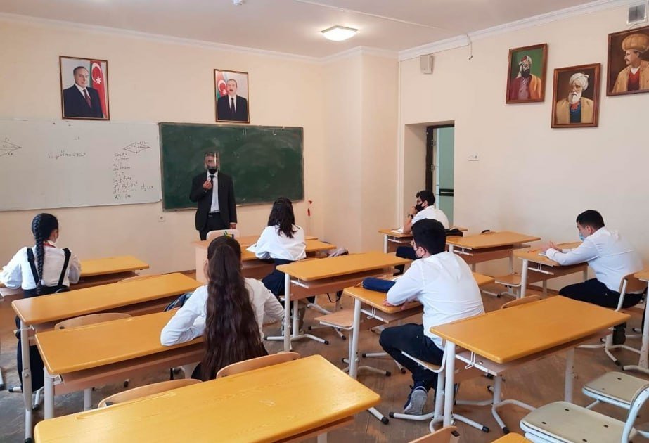 "Müəllim məktəbdən, şagird müəllimdən ayrı düşüb" &ndash; Təhsil ocaqlarındakı insidentlərin PƏRDƏARXASI