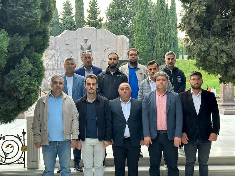 Türkiyəli jurnalistlər Bakıda - Fəxri Xiyaban və Şəhidlər Xiyabanı ziyarət olundu - FOTO - foto 3