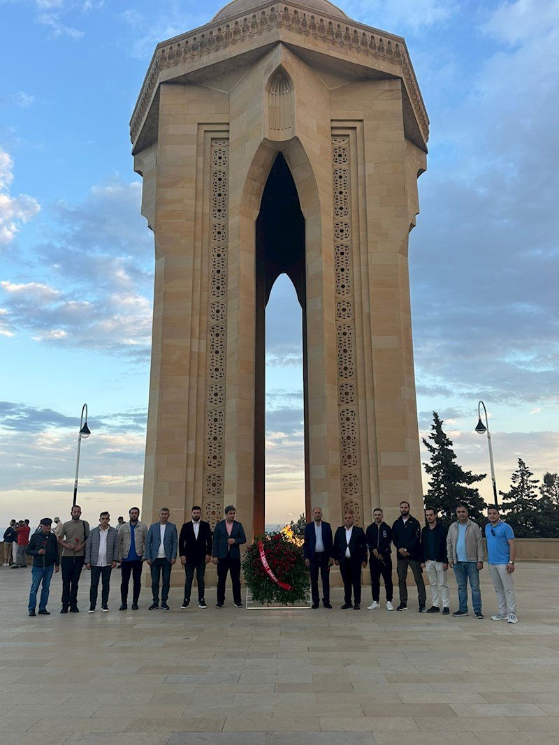 Türkiyəli jurnalistlər Bakıda - Fəxri Xiyaban və Şəhidlər Xiyabanı ziyarət olundu - FOTO - foto 8