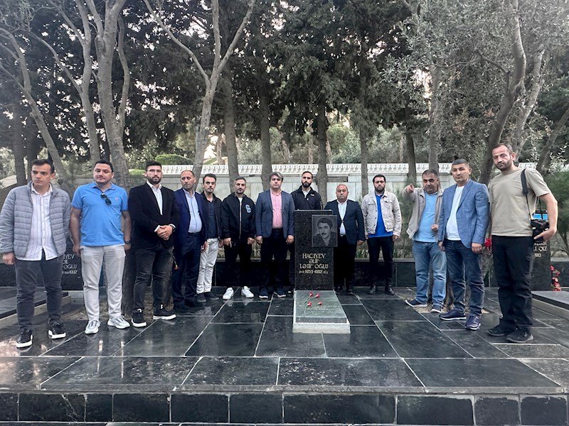 Türkiyəli jurnalistlər Bakıda - Fəxri Xiyaban və Şəhidlər Xiyabanı ziyarət olundu - FOTO - foto 7