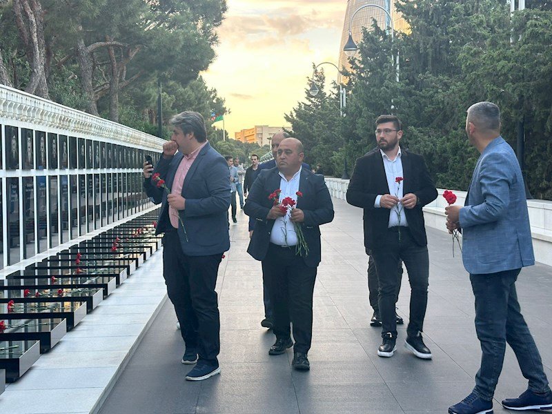 Türkiyəli jurnalistlər Bakıda - Fəxri Xiyaban və Şəhidlər Xiyabanı ziyarət olundu - FOTO - foto 10