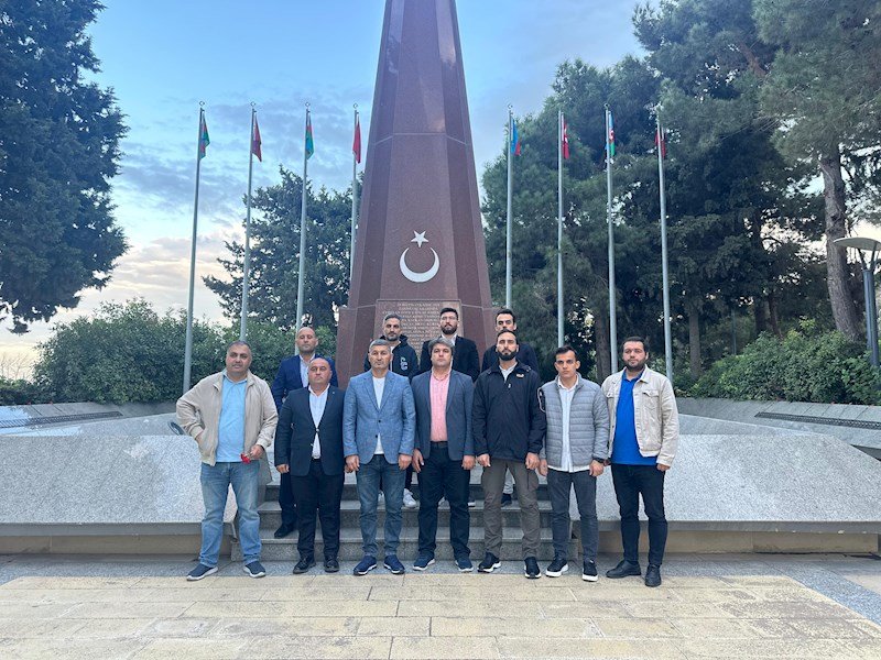 Türkiyəli jurnalistlər Bakıda - Fəxri Xiyaban və Şəhidlər Xiyabanı ziyarət olundu - FOTO - foto 11