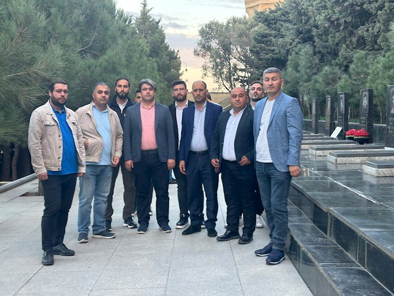 Türkiyəli jurnalistlər Bakıda - Fəxri Xiyaban və Şəhidlər Xiyabanı ziyarət olundu - FOTO - foto 6