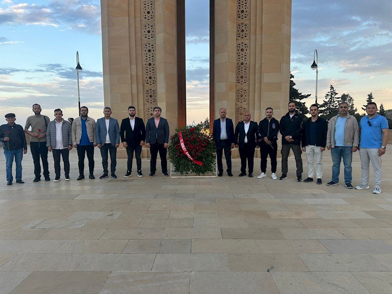 Türkiyəli jurnalistlər Bakıda - Fəxri Xiyaban və Şəhidlər Xiyabanı ziyarət olundu - FOTO - foto 9