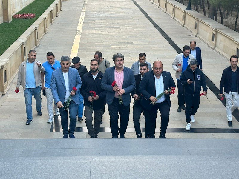 Türkiyəli jurnalistlər Bakıda - Fəxri Xiyaban və Şəhidlər Xiyabanı ziyarət olundu - FOTO - foto 12