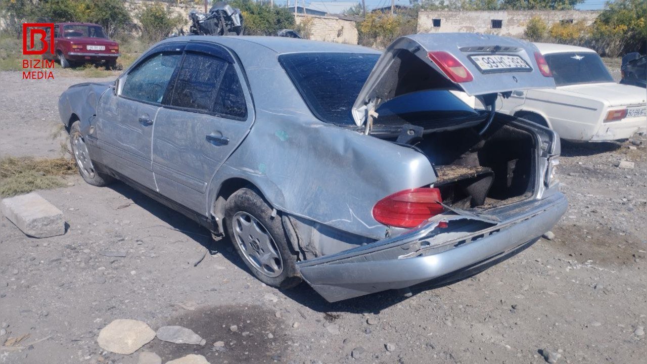 Kürdəmirdə “Mercedes” su kanalına AŞDI: Xəsarət alanlar var – FOTO/VİDEO - foto 1