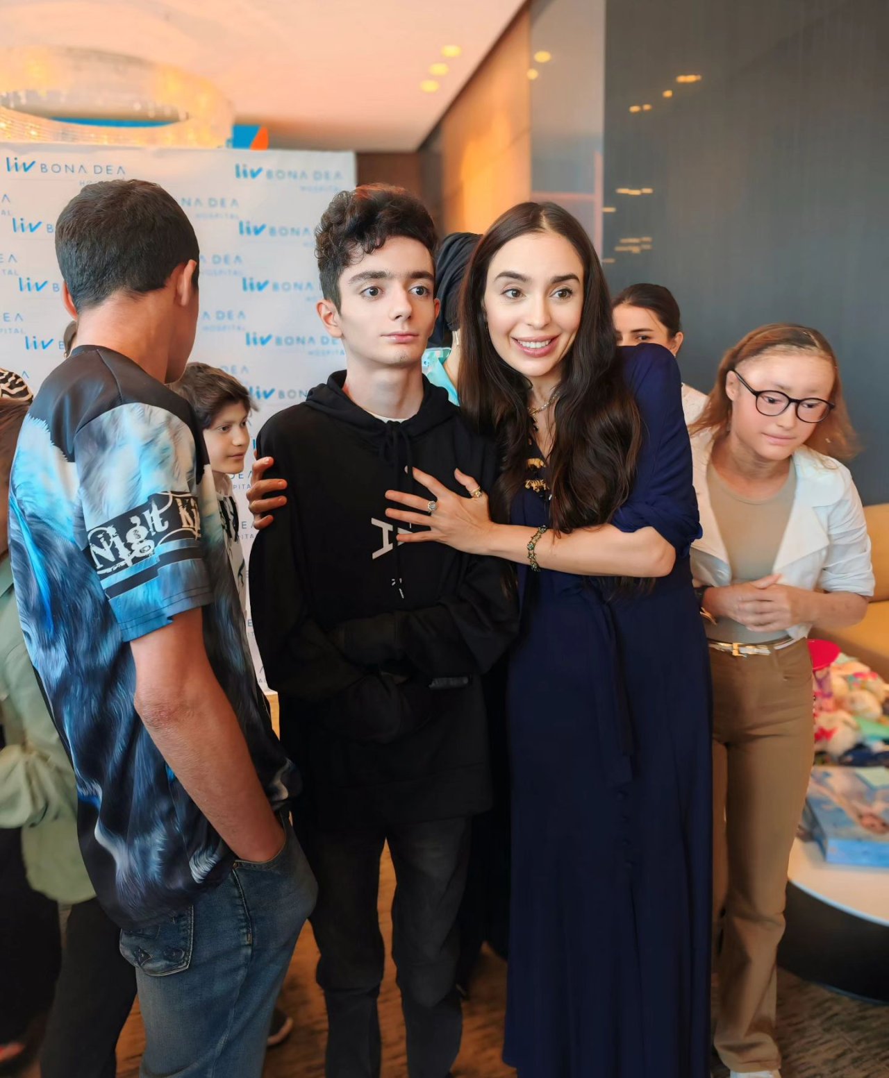 Leyla Əliyeva kəpənək və ixtioz xəstəliyindən əziyyət çəkən uşaqlarla BİR ARADA - FOTO - foto 1