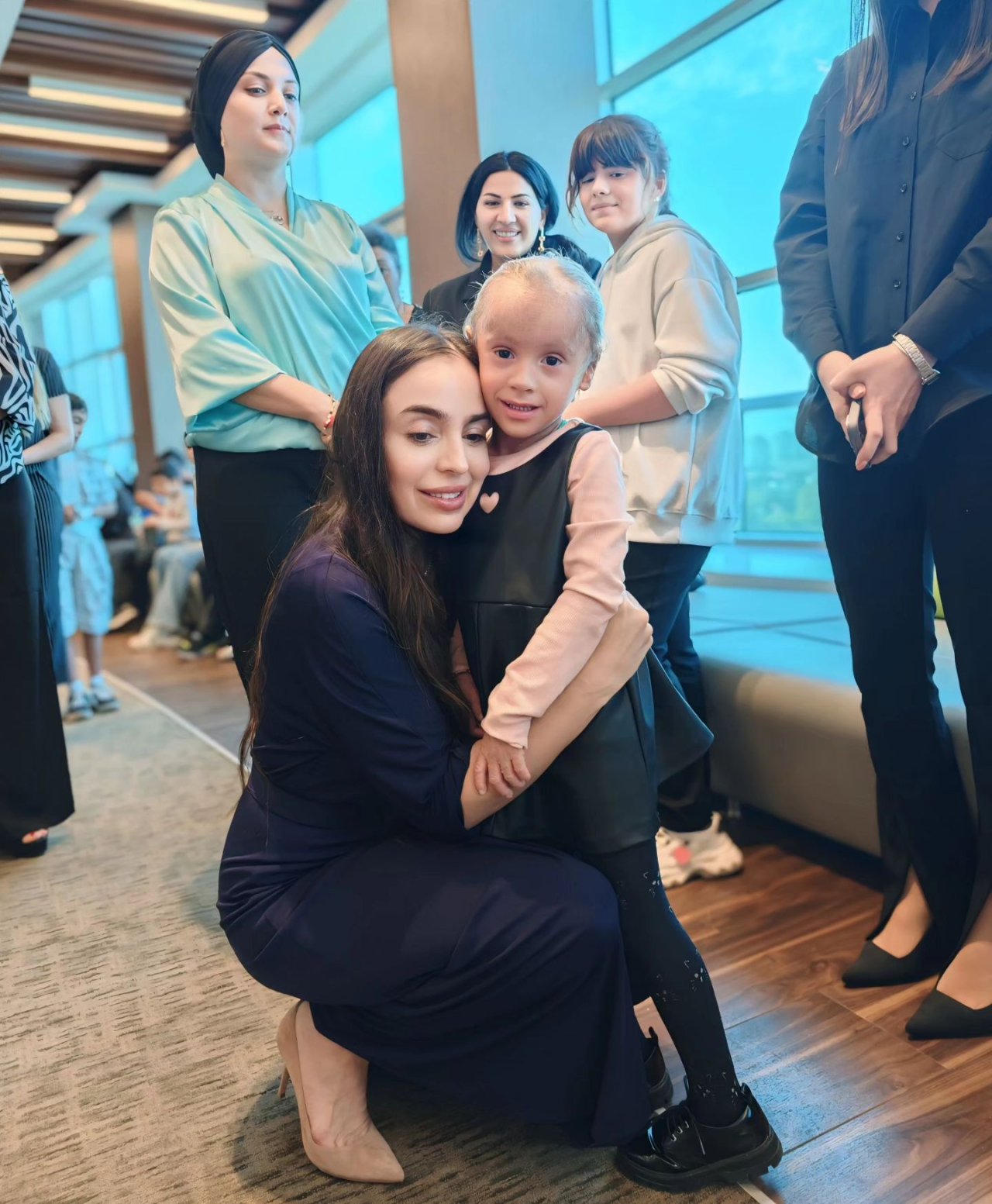 Leyla Əliyeva kəpənək və ixtioz xəstəliyindən əziyyət çəkən uşaqlarla BİR ARADA - FOTO - foto 5