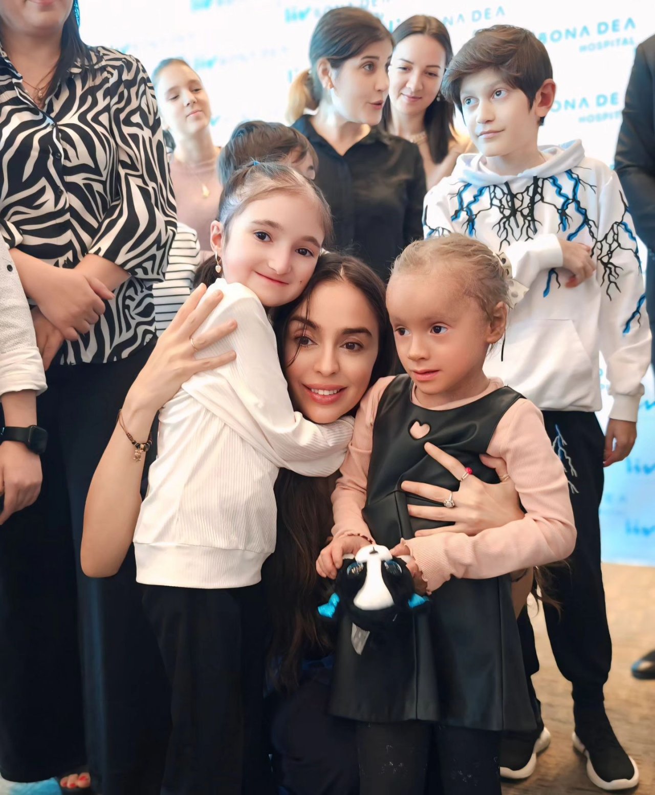 Leyla Əliyeva kəpənək və ixtioz xəstəliyindən əziyyət çəkən uşaqlarla BİR ARADA - FOTO - foto 4