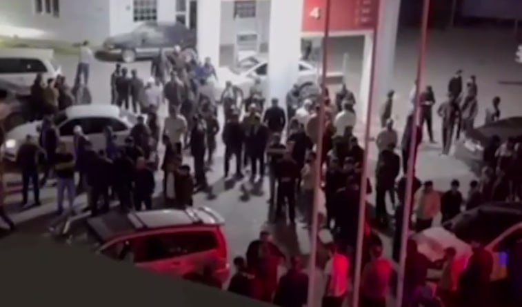 Rusiyada polis maşını ATƏŞƏ TUTULDU &ndash; Ölənlər var &ndash; VİDEO