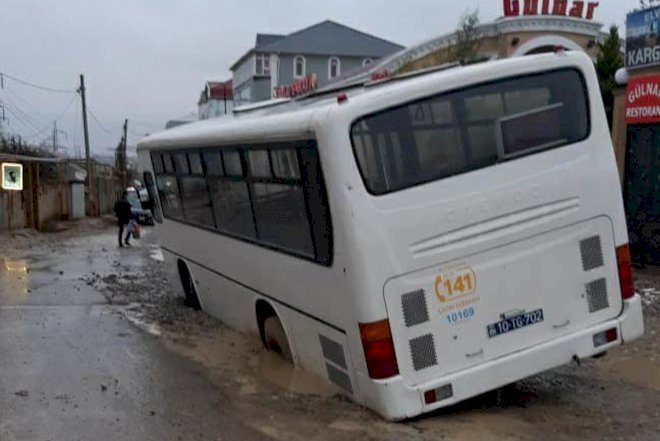 Mərdəkan tunelində sərnişin avtobusu batdı - VİDEO