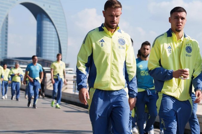 "Ayaks" futbolçuları Bakını gəzdilər - VİDEO "Ayaks" futbolçuları Bakını gəzdilər - VİDEO