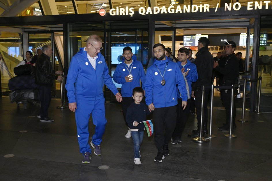 Dünya çempionu olan güləşçilərimiz Vətənə DÖNDÜLƏR - FOTO - foto 2