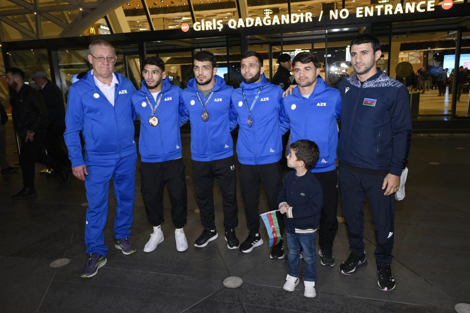 Dünya çempionu olan güləşçilərimiz Vətənə DÖNDÜLƏR - FOTO - foto 1