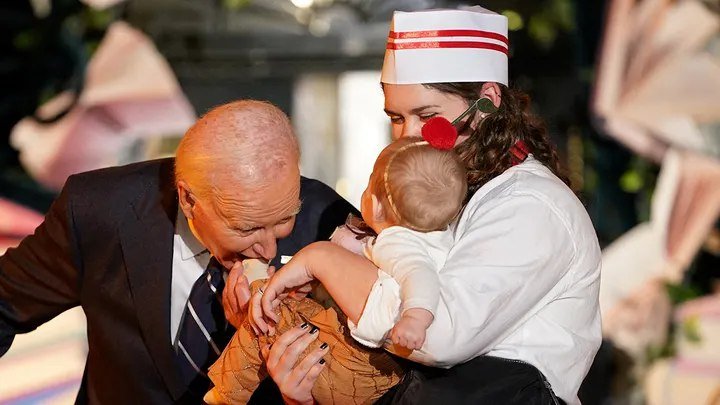 Bayden ”Halloween” bayramında körpələri 
